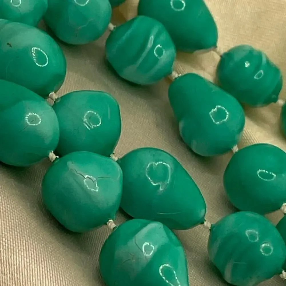 Vintage Lucite Turquoise Green Bead Lightweight Swirled Teardrop Beaded Necklace